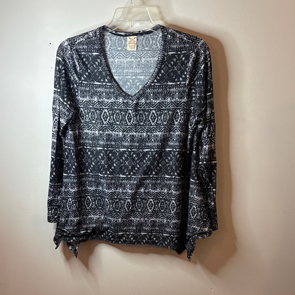 Faded Glory Black and White V-Neck Long Sleeve Top